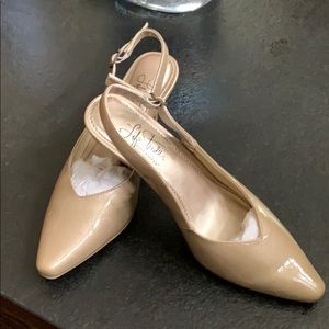 Patent leather sling back pump, neutral camel